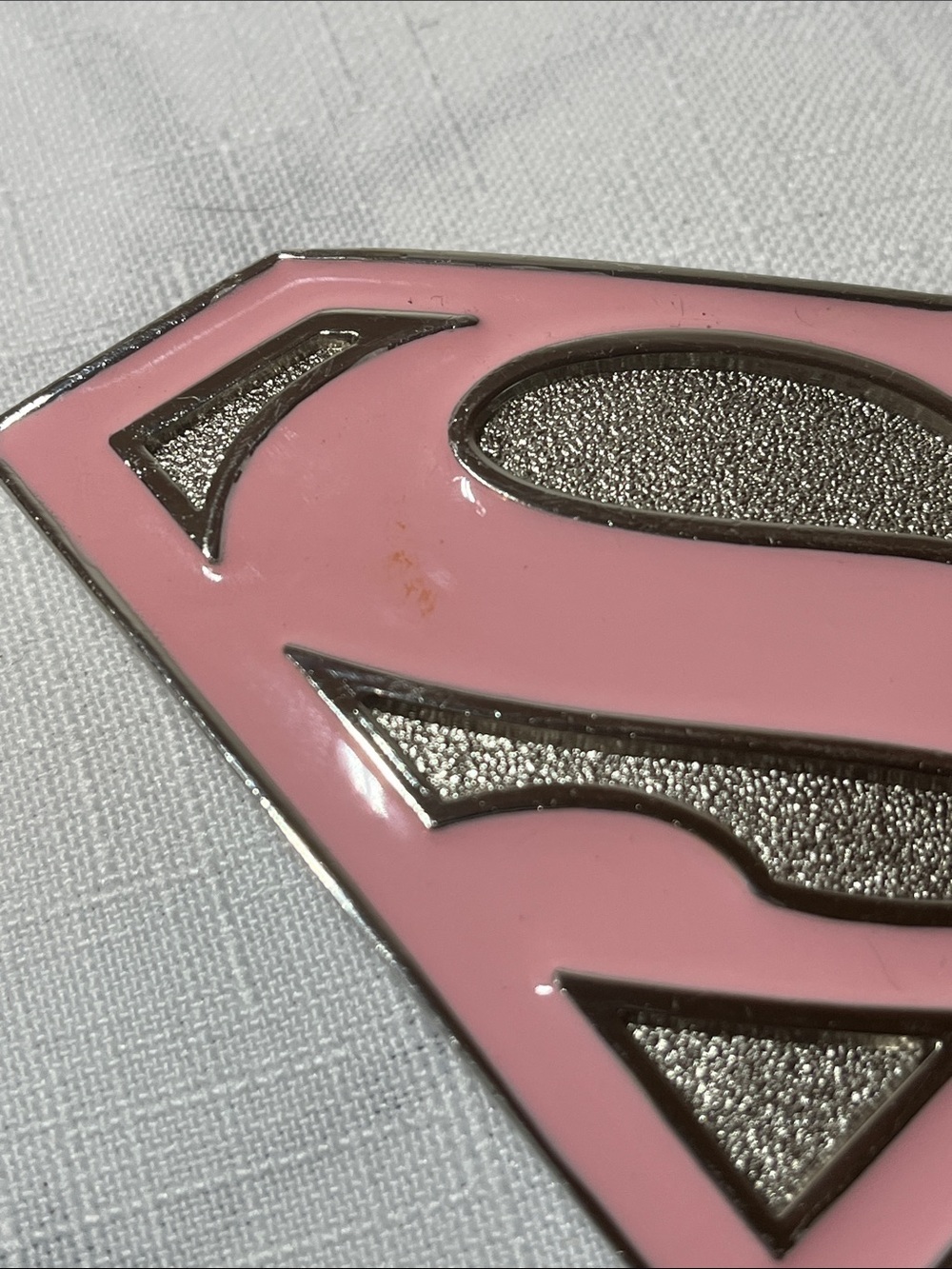 DC Comics Supergirl logo belt buckle
pink enamel
metallic base 
Supergirl 'S’ - Picture 5 of 5